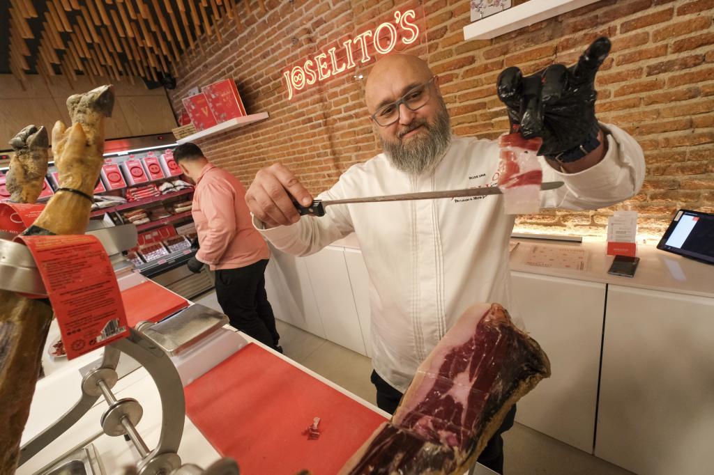 De charcutería a cortar jamones de lujo: la historia de Ernesto Soriano, el único cortador que viaja con Joselito