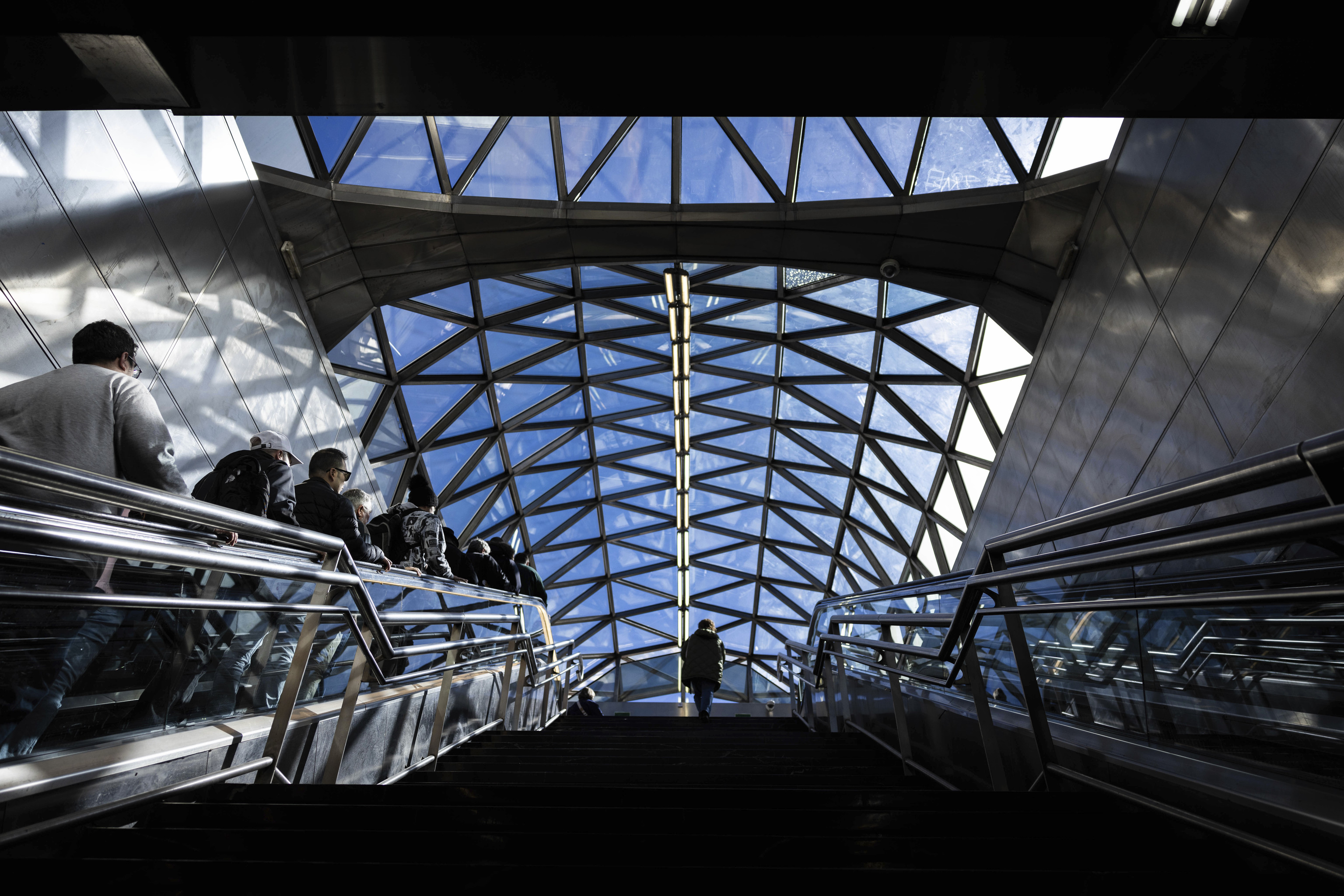 La 'ballena' de Sol, una estructura de vidrio y acero instalada en 2009, sigue siendo un elemento característico de la Puerta del Sol de Madrid. (Fuente: El Mundo)