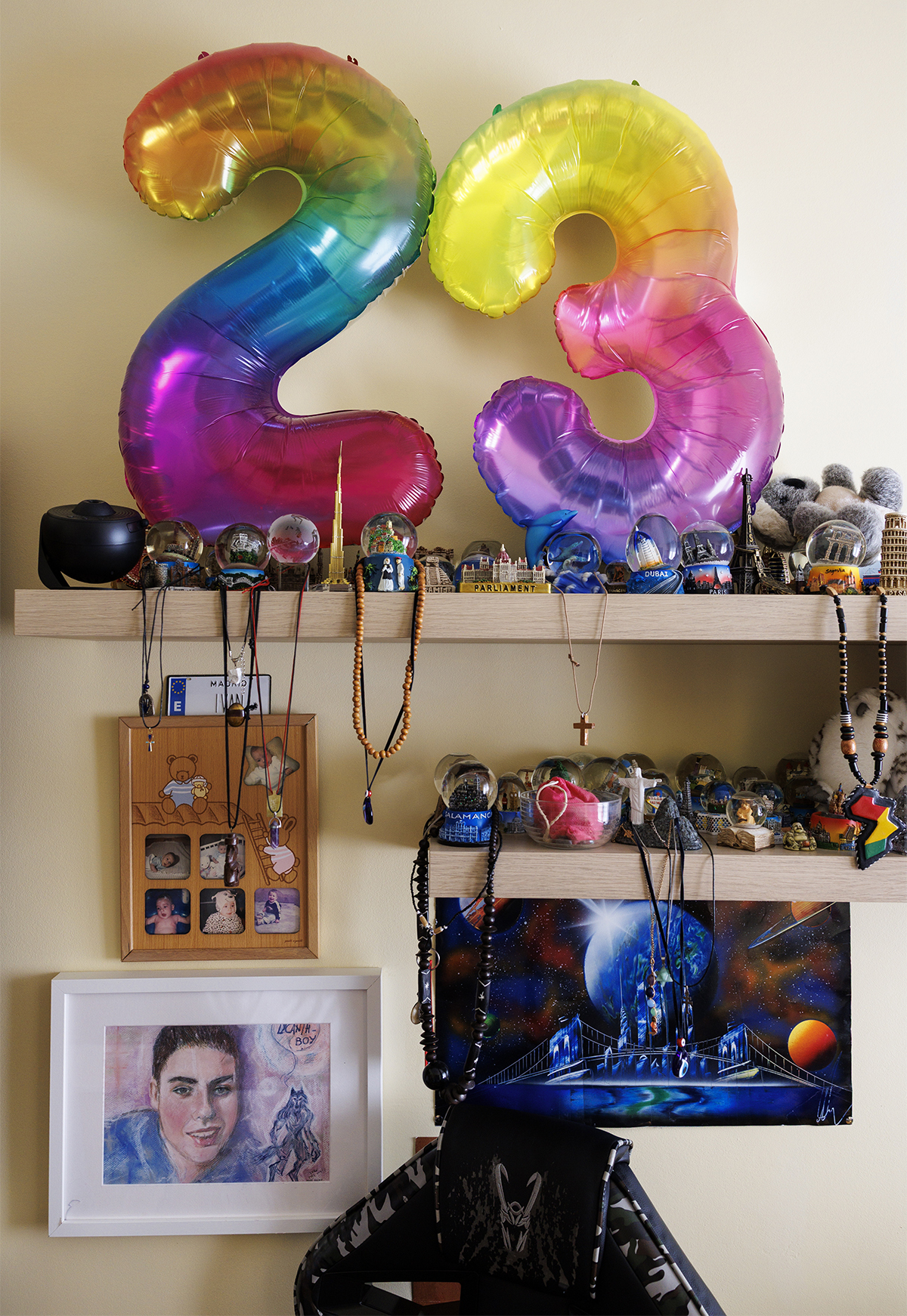 Iván, un joven de 24 años, sonriendo en su habitación (Fuente: El Mundo)