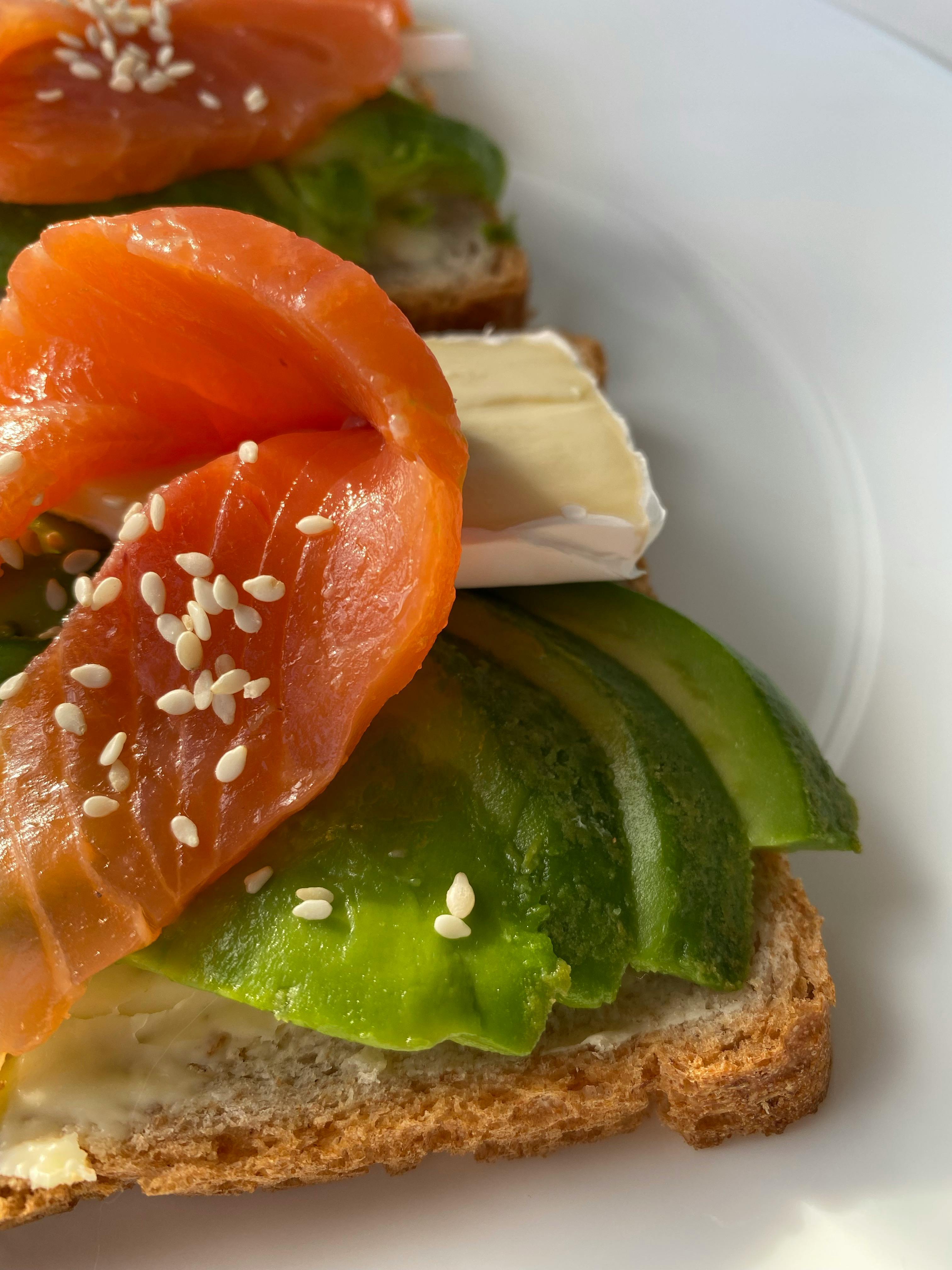 Una tosta de aguacate y salmón, rica en proteínas y omega-3, para un desayuno saludable (Fuente: El Mundo)