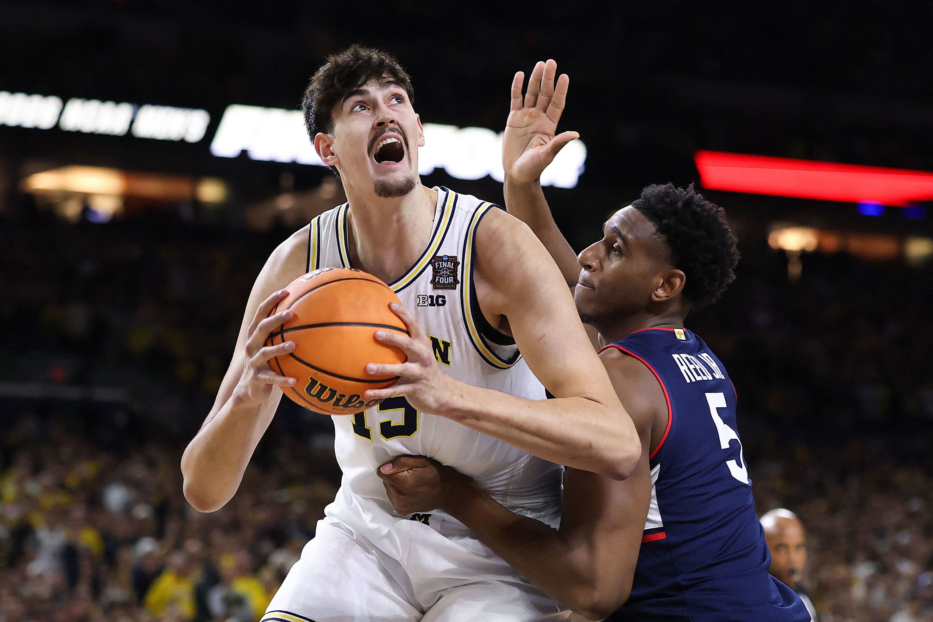 Aday Mara levanta el trofeo de campeón de la NCAA con Michigan (Fuente: El Mundo)