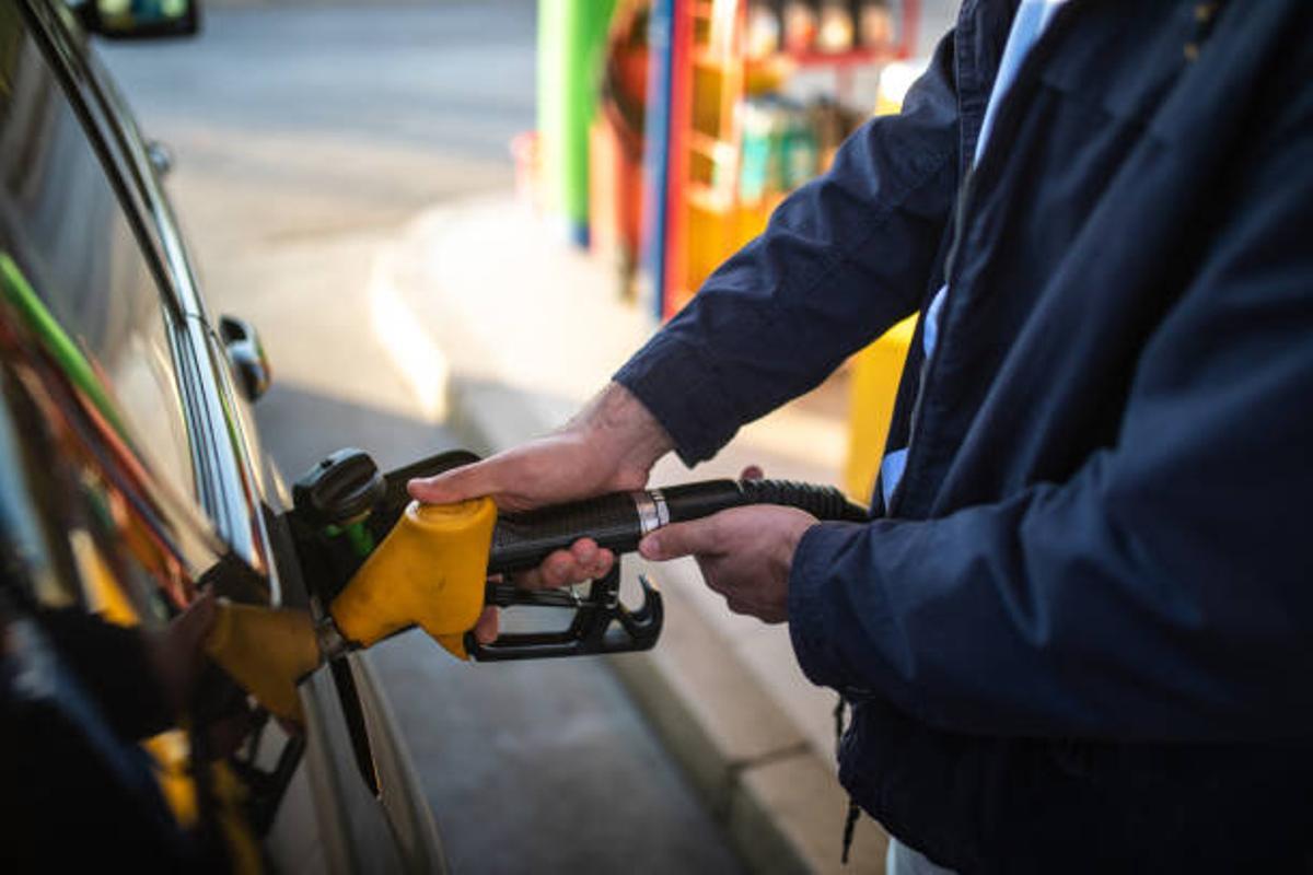 Desmintiendo el mito de las multas por repostar: ¿qué puedes y no puedes hacer?