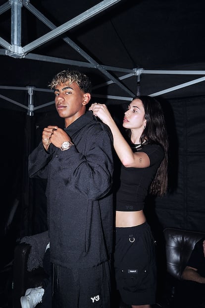 Ana Sotillos, estilista de Lamine Yamal, Vinicius Jr. y Bellerín, en su estudio de moda. (Fuente: El País)