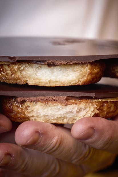 La palmera de chocolate de Moulin Chocolat, presentada en una elegante caja amarilla. (Fuente: El País)