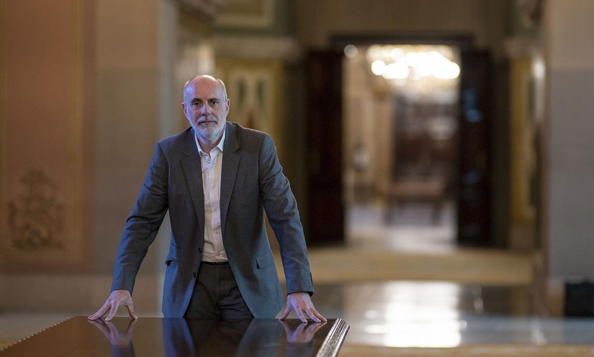 Joan Ridao, fotografiado en el Parlament, analiza el papel de los lobbies en el sistema político. (Fuente: El Periódico)