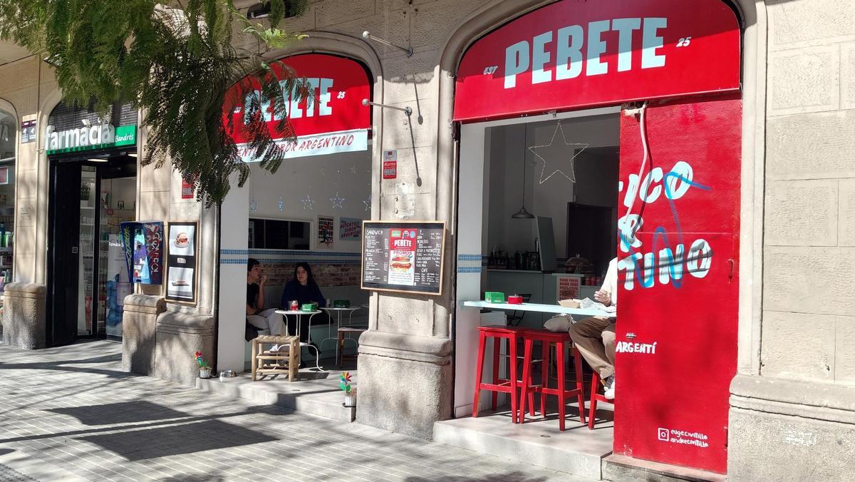El interior del Pebete, un local de gastronomía argentina en Barcelona, con una decoración acogedora y una variedad de platos. (Fuente: El Periódico)