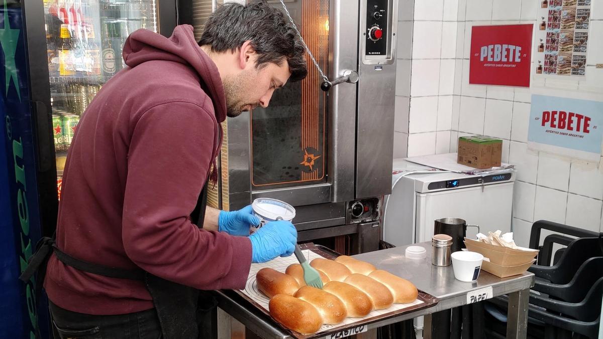 Un pebete de milanesa completa, uno de los platos estrella del Pebete, hecho con ternera de Girona finamente rebozada y frita. (Fuente: El Periódico)