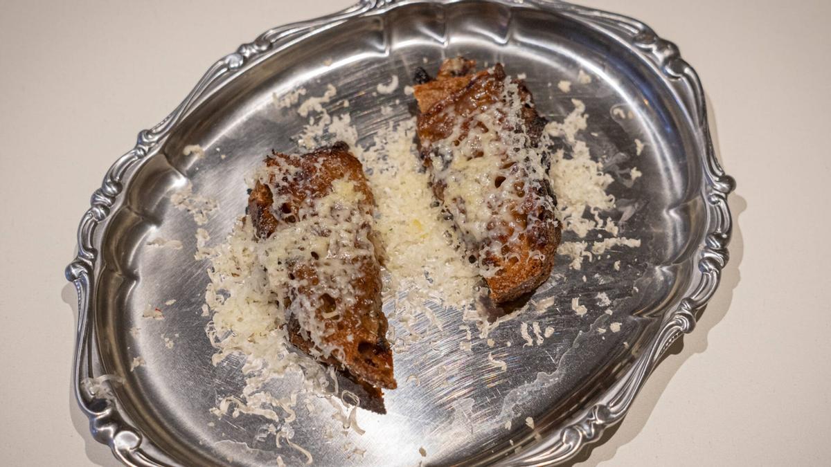 Suculent: 'steak tartar' con tuétano y patatas suflés (Fuente: El Periódico)