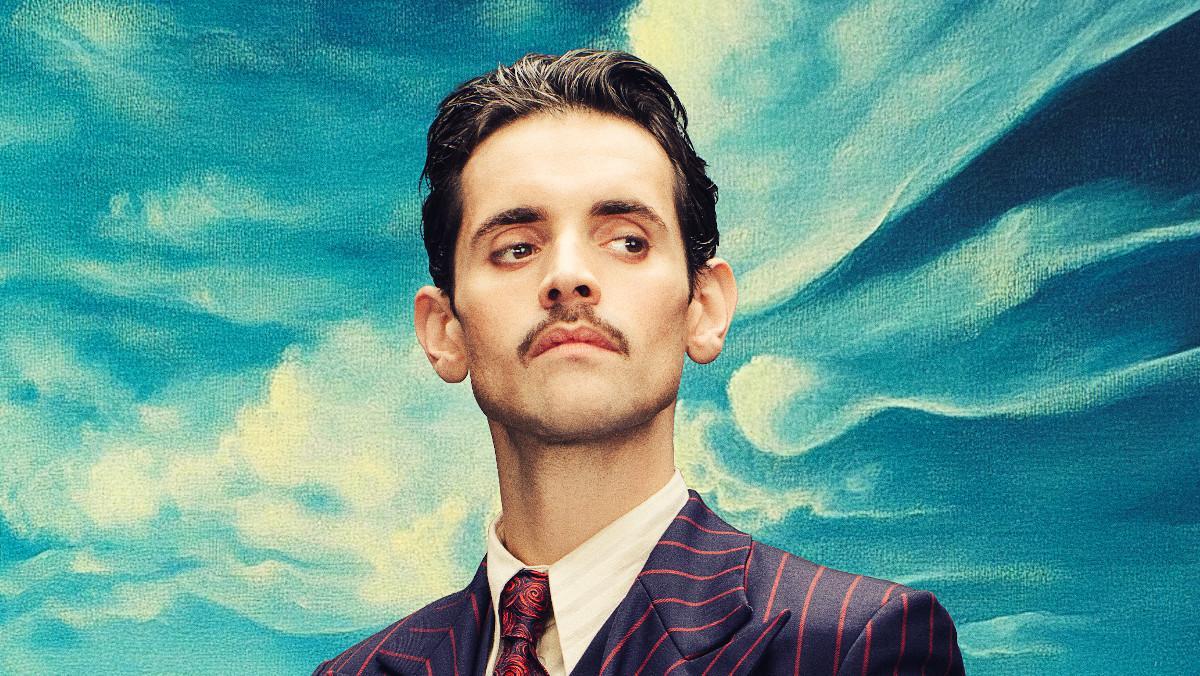 Iñaki Mur en el set de 'Esto no es un misterioso asesinato', interpretando a Dalí con una expresión seria y misteriosa. (Fuente: El Periódico)