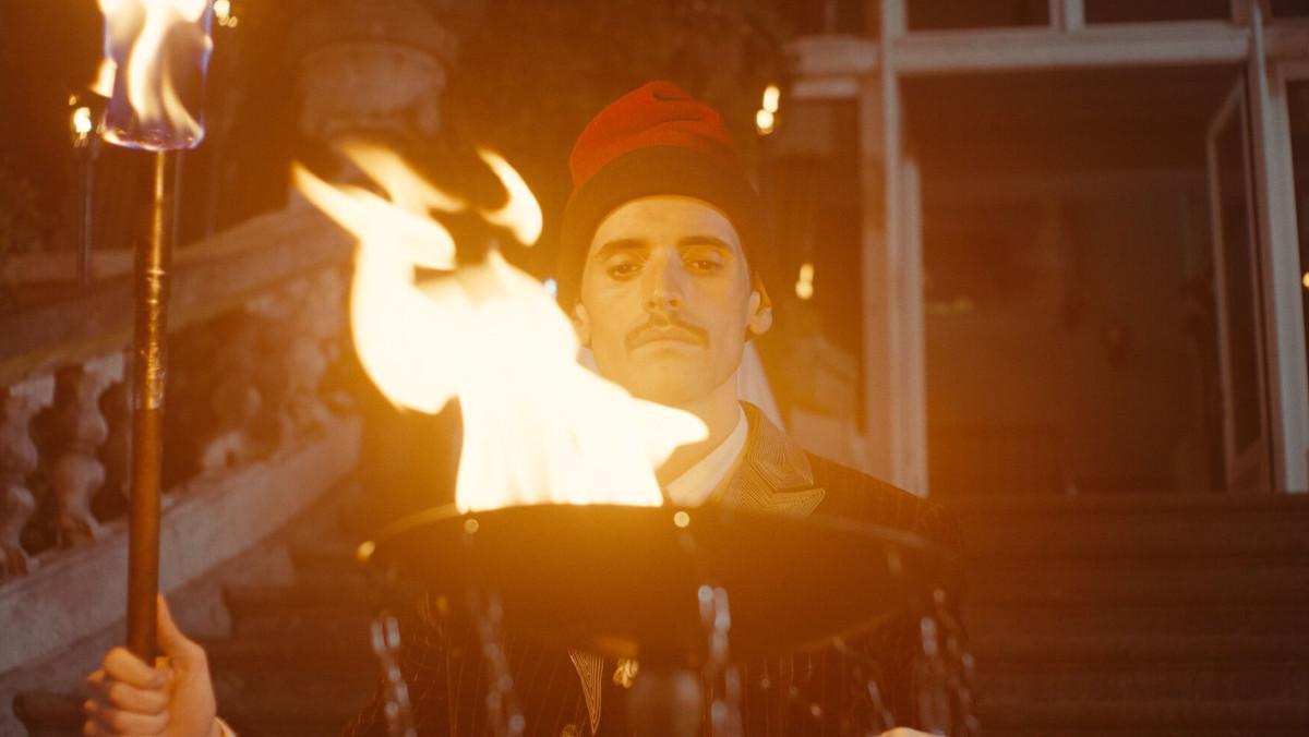 Iñaki Mur caracterizado como Dalí, con un traje y un sombrero, en una escena de la serie. (Fuente: El Periódico)