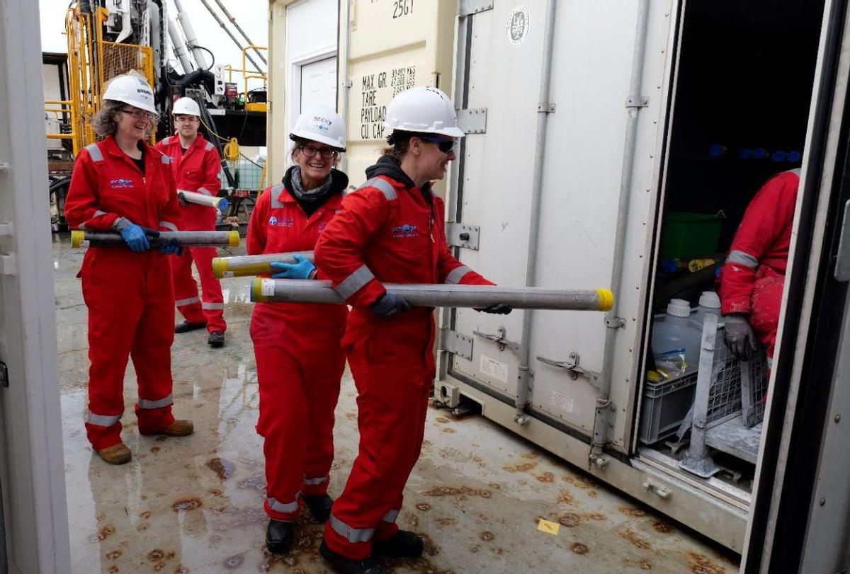 Miembros de la expedición transportando muestras de agua dulce extraídas del acuífero submarino. (Fuente: El Periódico)