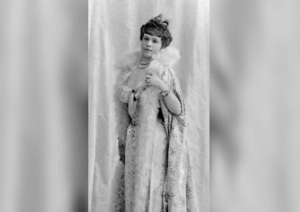 Fulgencia Moreno Alguacil y su hija Carmen Villasán Moreno en un estudio fotográfico de Barcelona. (Fuente: El Periódico)