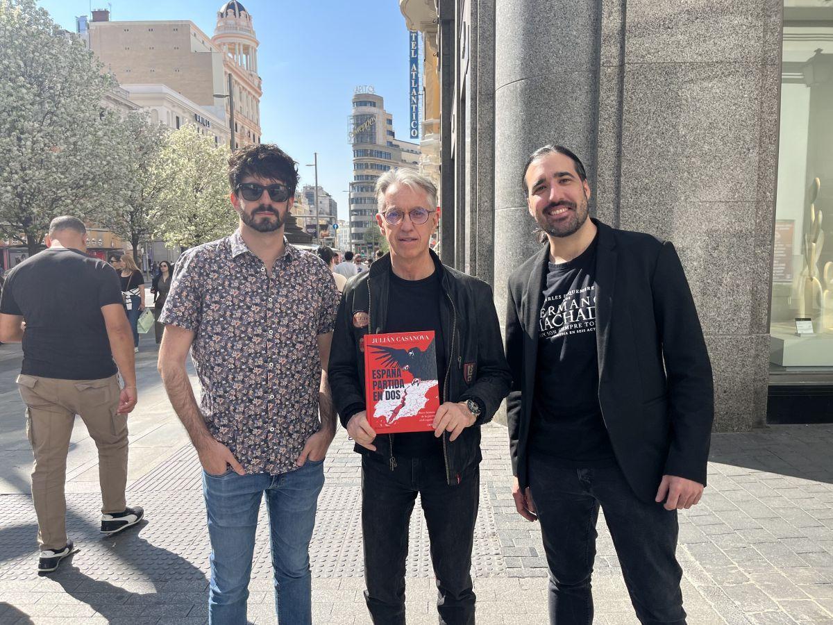Portada del cómic 'España partida en dos', escrito por Julián Casanova, guionizado por Miguel Casanova e ilustrado por Carlos Esquembre. (Fuente: El Periódico)