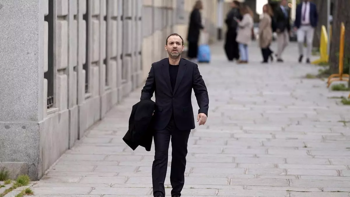 El papa León XIV sonriendo durante una rueda de prensa (Fuente: El Periódico)