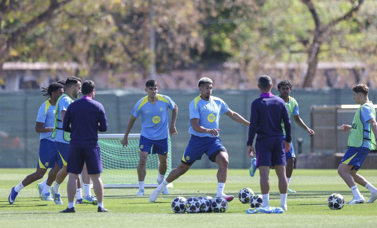 Hansi Flick durante el entrenamiento del FC Barcelona, con Cubarsí y Lewandowski. (Fuente: El Periódico)