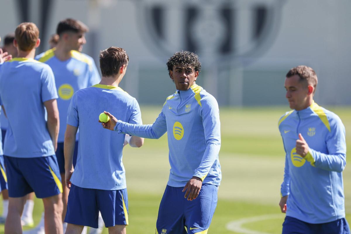 Ronald Araujo se entrena con el grupo, recuperado de su sobrecarga muscular. (Fuente: El Periódico)