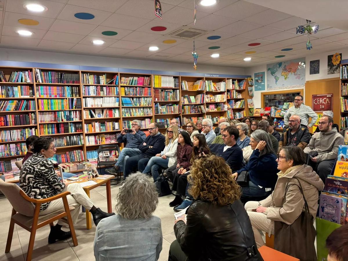 Quim Vilamajó durante la presentación de su libro en la librería Aqualata de Igualada (Fuente: El Periódico)