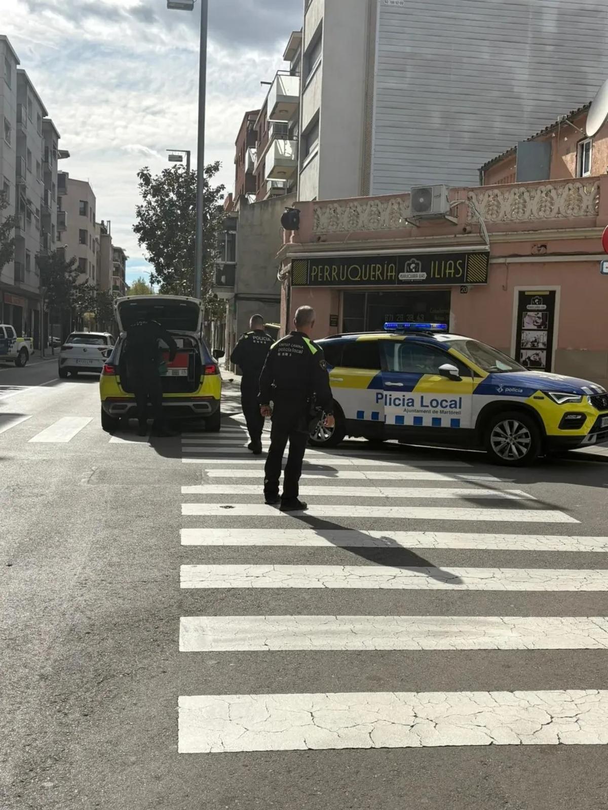 Momento de la detención del hombre por la Policía Local de Martorell (Fuente: El Periódico)