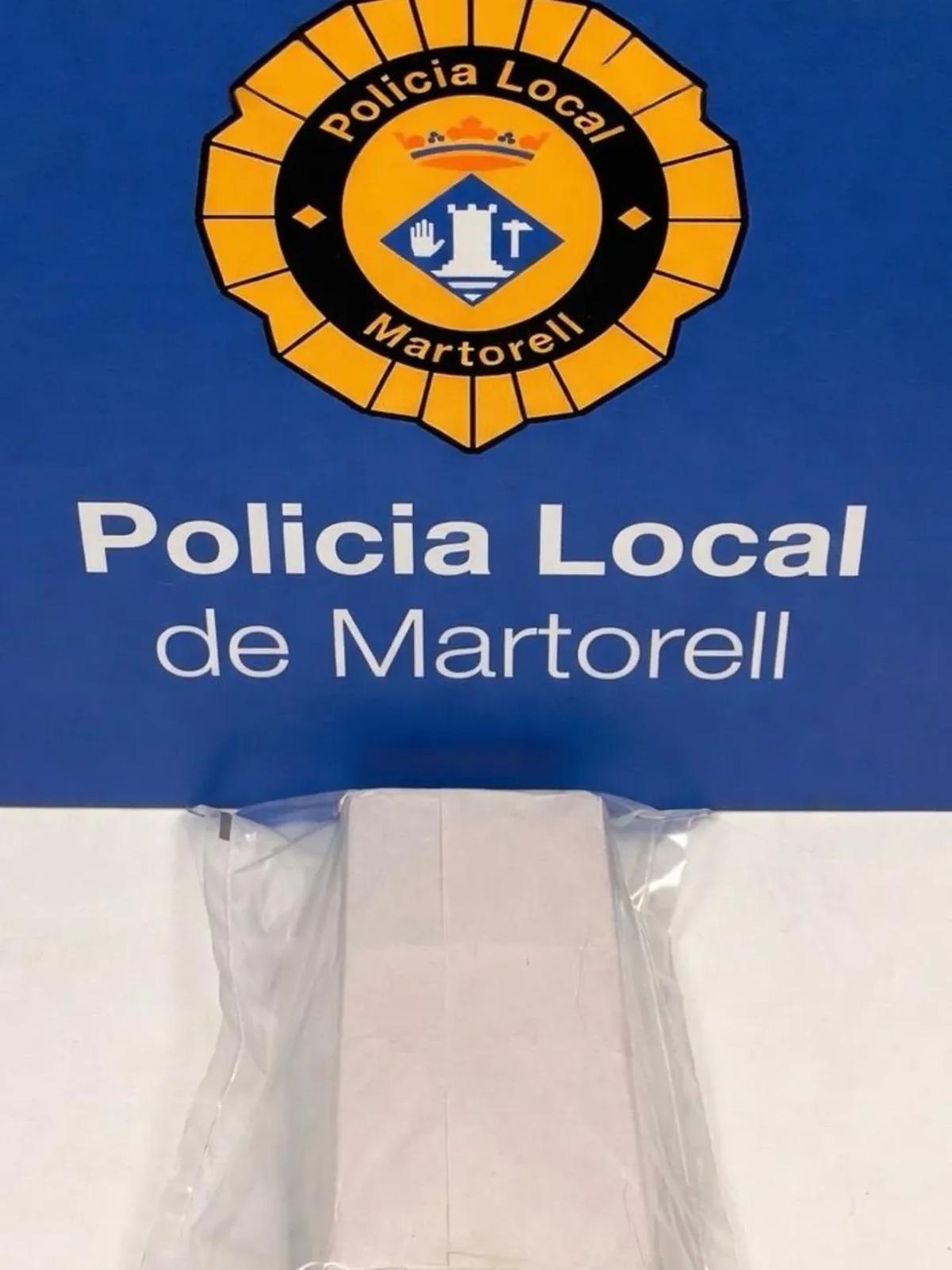 La patrulla de la unidad canina de la Policía Local de Martorell detectó el coche mal estacionado (Fuente: El Periódico)