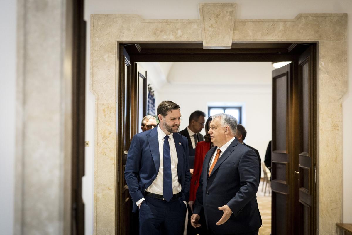 El vicepresidente de Estados Unidos, JD Vance, y el primer ministro húngaro, Viktor Orbán, en una rueda de prensa conjunta en Budapest. (Fuente: El Periódico)