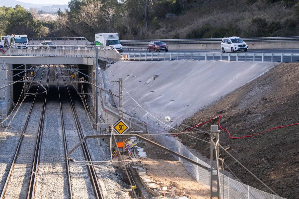 El ministro de Transportes y Movilidad Sostenible, Óscar Puente, comparece en el Senado. (Fuente: El Periódico)
