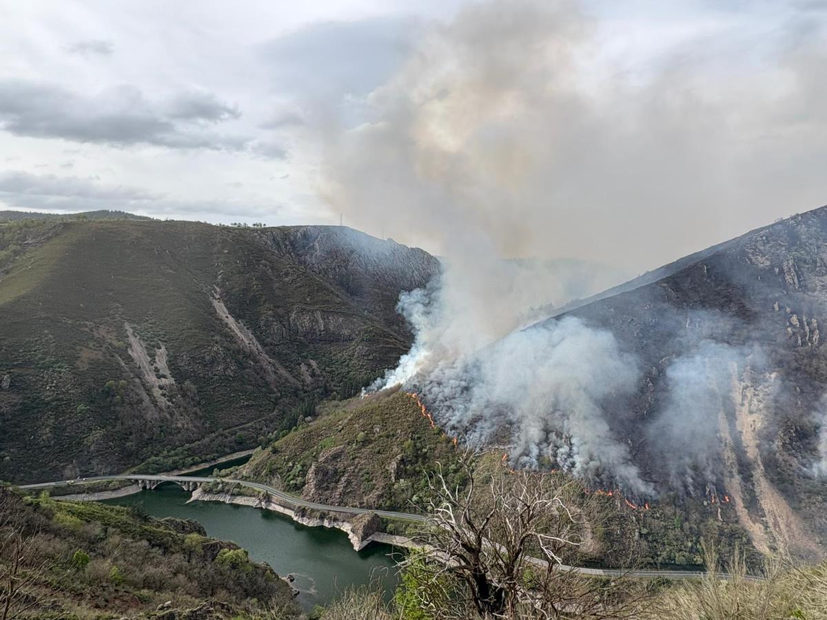 Incendio forestal en Asturias: imagen del corredor del Narcea cortado por el humo y el riesgo de desprendimientos (Fuente: El Periódico)