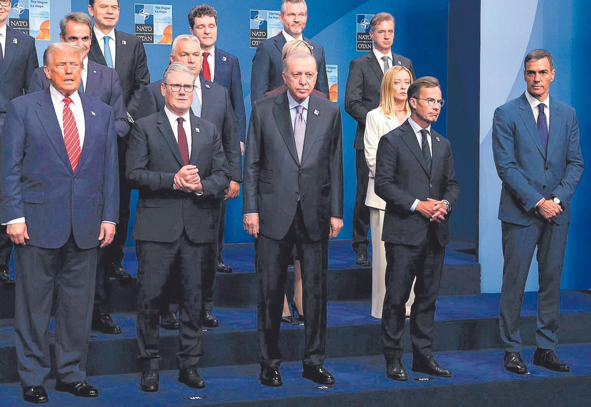 El presidente de Estados Unidos, Donald Trump, gesticula mientras responde a una pregunta de los medios de comunicación durante una rueda de prensa sobre Irán desde la Casa Blanca. (Fuente: El Periódico Internacional)