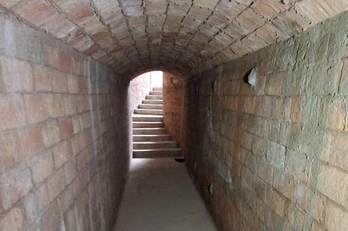 Estación centenaria de La Sagrera vallada y precintada previo a su derribo (Fuente: El Periódico)