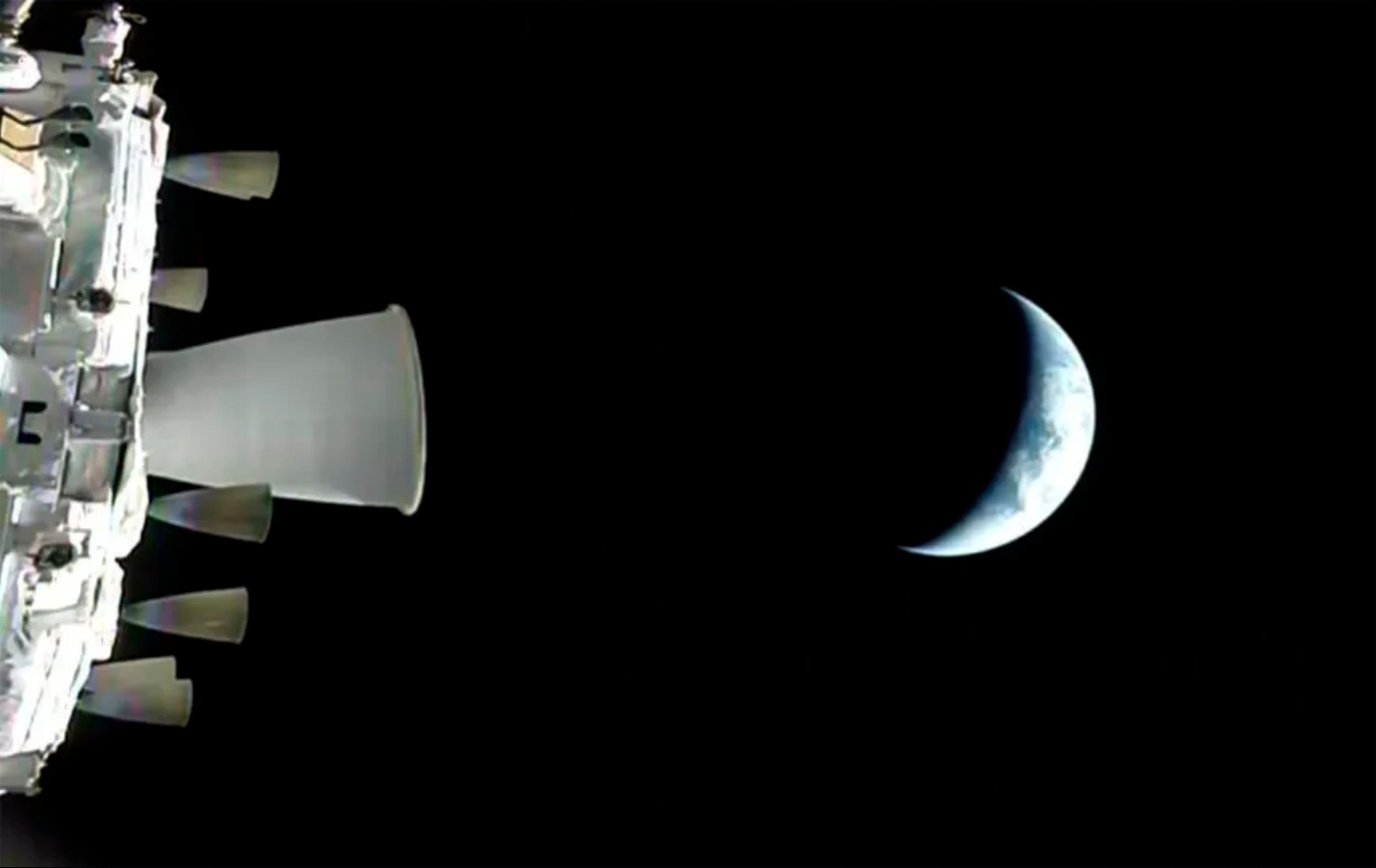 Imagen de la Tierra 'amaneciendo' sobre el horizonte lunar, capturada por la tripulación de Artemis 2 (Fuente: El Mundo)