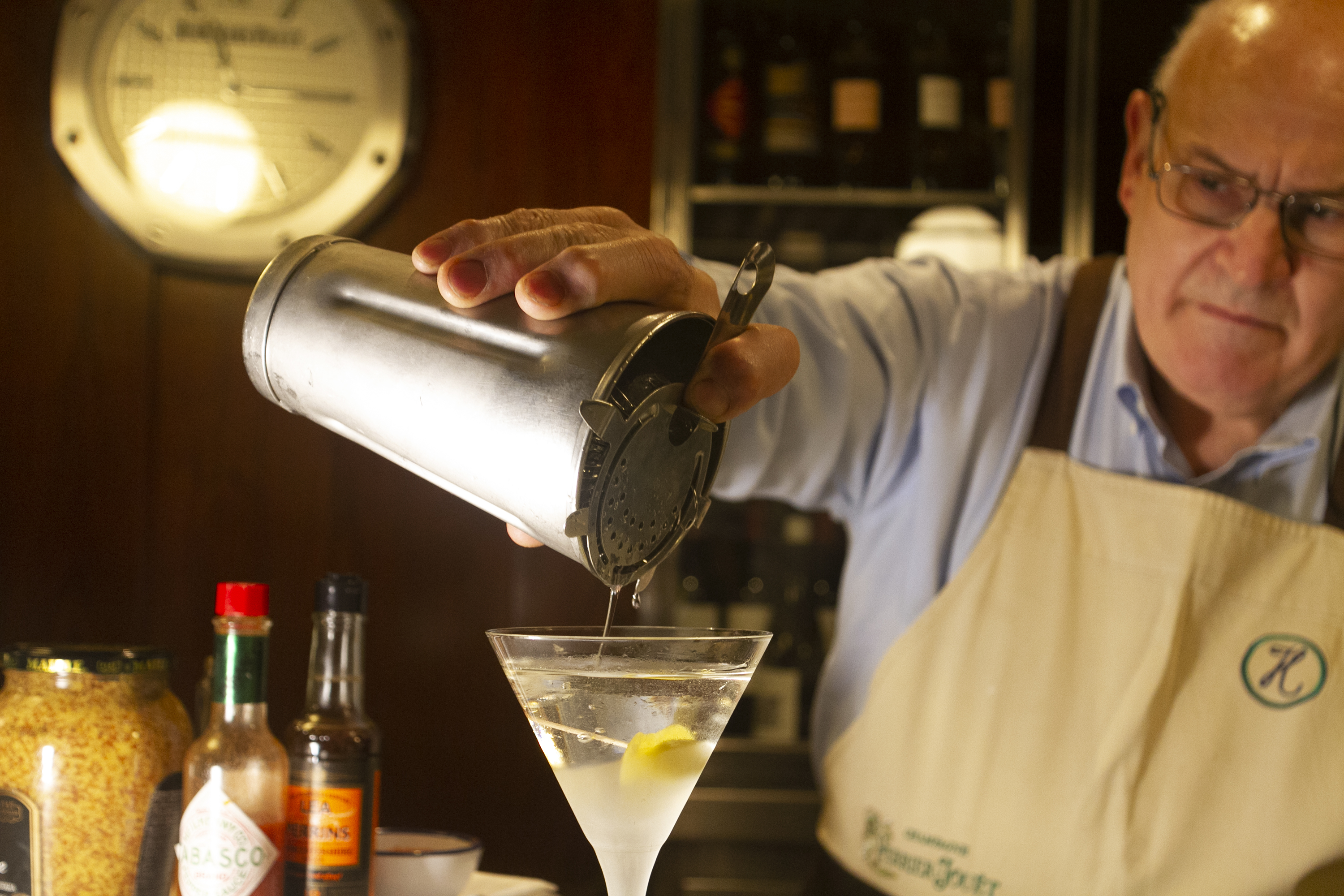 Un bartender preparando un Dry Martini en un bar de Madrid (Fuente: El Mundo)