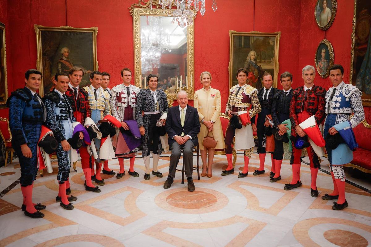 El rey emérito Juan Carlos I recibe una ovación en la plaza de toros de La Maestranza de Sevilla (Fuente: El Periódico)