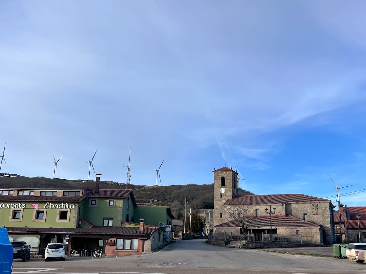 Suspensión cautelar de obras de parque eólico en El Escudo, Cantabria, por recurso de alzada