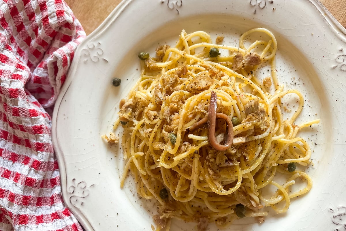Receta de espaguetis con limón, atún y anchoas: un plato toscano con sabor profundo