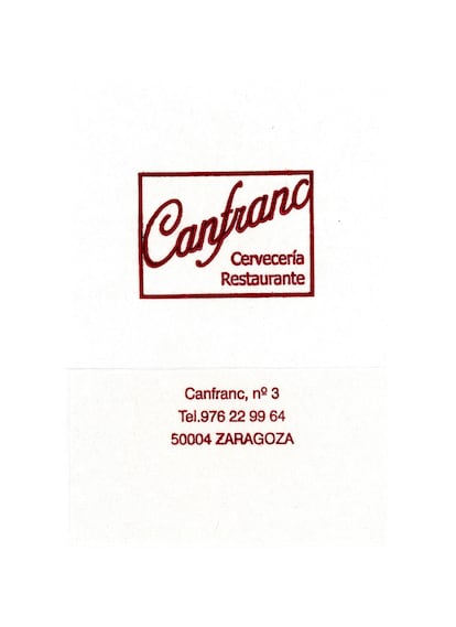 Felipe Hernández con una servilleta personalizada de un bar español (Fuente: El País)