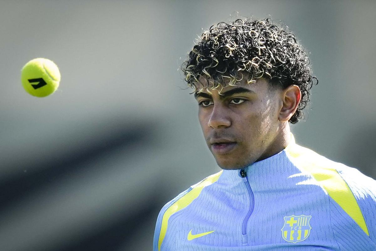 Lamine Yamal durante el entrenamiento previo al duelo europeo contra el Atlético (Fuente: El Periódico)