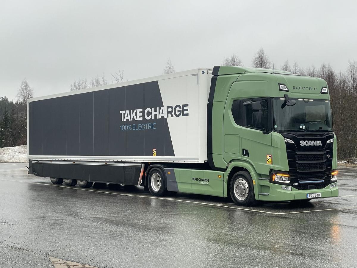 Camión eléctrico chino en una estación de carga (Fuente: El Periódico)