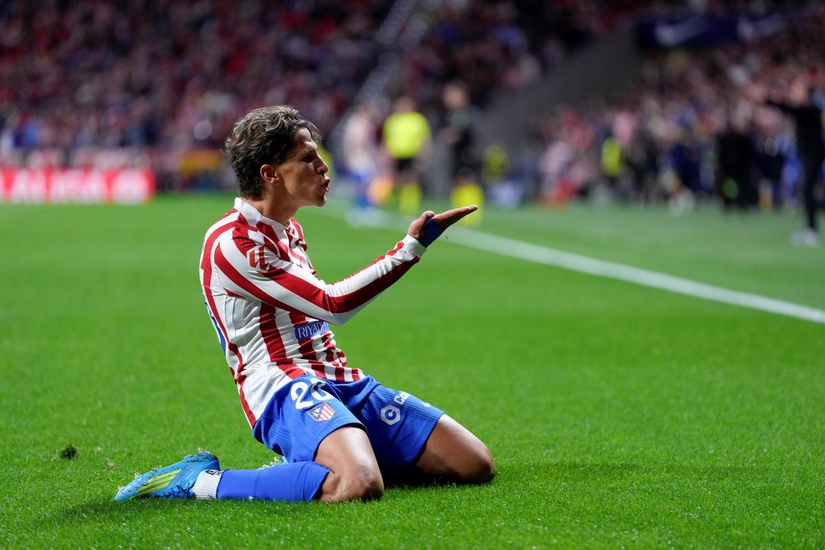 Giuliano Simeone, delantero del Atlético de Madrid, celebra un gol en un partido contra el Barça. (Fuente: El Periódico)