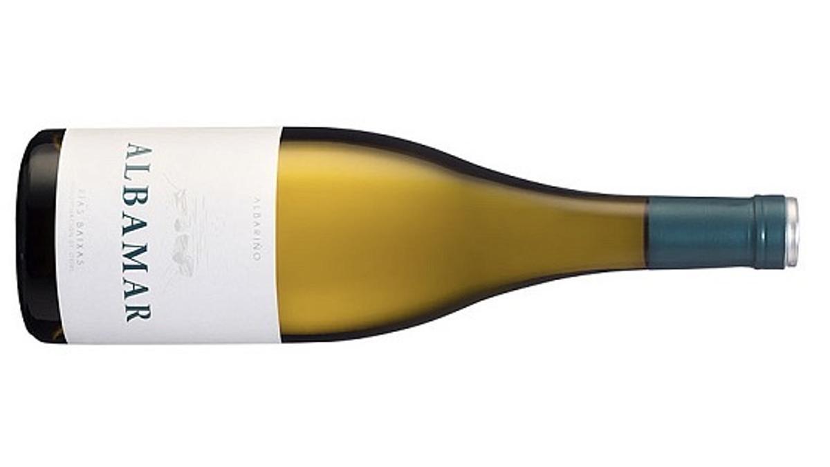 El sumiller Miguel Ángel Millán presenta sus 7 vinos blancos favoritos por menos de 20 euros en el restaurante EMi. (Fuente: El Periódico)