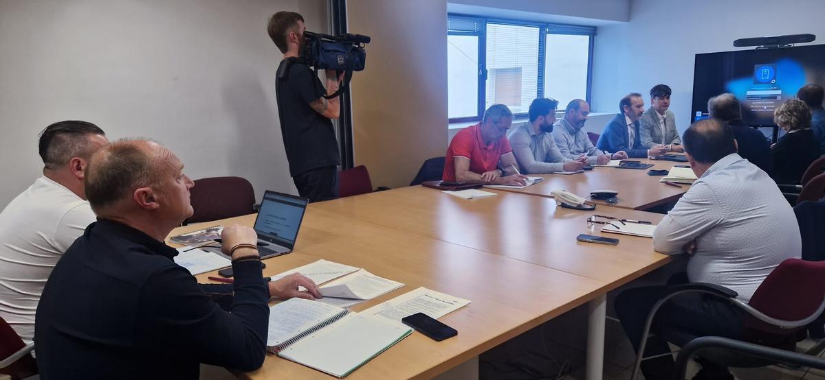 Reunión de la Comisión Regional de Seguridad Minera para discutir el informe sobre el descontrol público en las minas (Fuente: El Periódico)