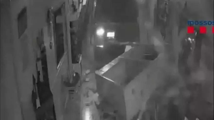 Foto de un artefacto impactando en una cafetería en Sidón, Líbano (Fuente: El Periódico)