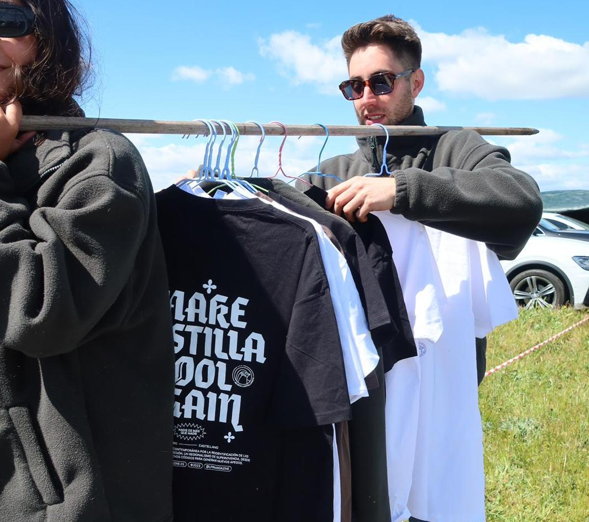 Un grupo de jóvenes con trajes tradicionales castellanos en una fotografía de un reportaje publicado por La Perdiz Roja. (Fuente: El Periódico)
