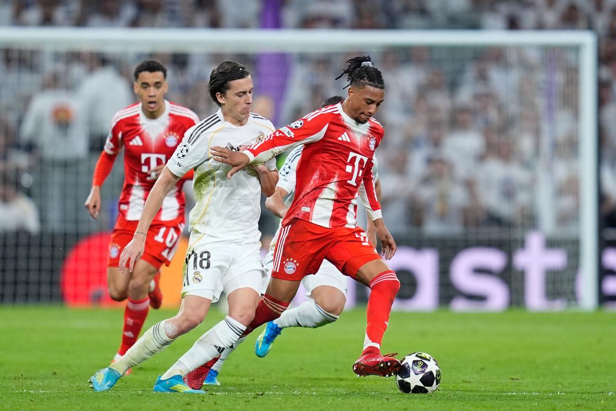 Michael Olise en acción durante el partido frente al Real Madrid, demostrando su habilidad y control con el balón. (Fuente: El Periódico)