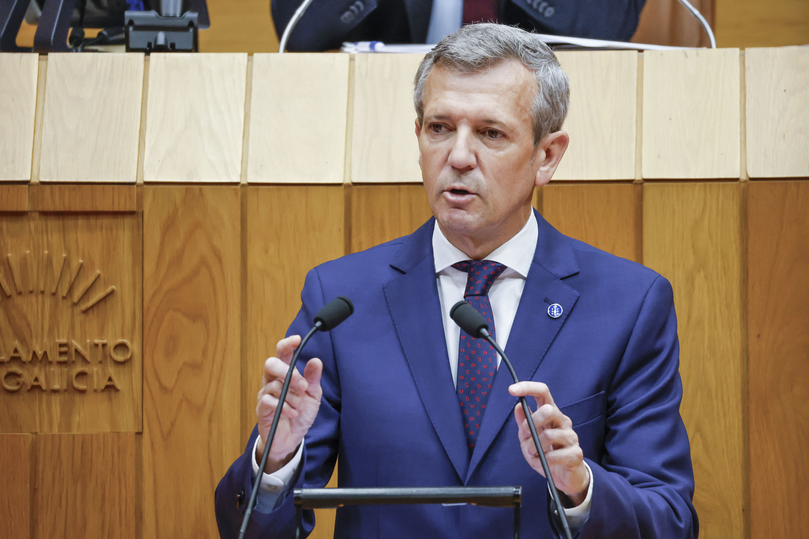 Rueda arremete contra los pactos ocultos del Gobierno y advierte que Galicia no aceptará desigualdades