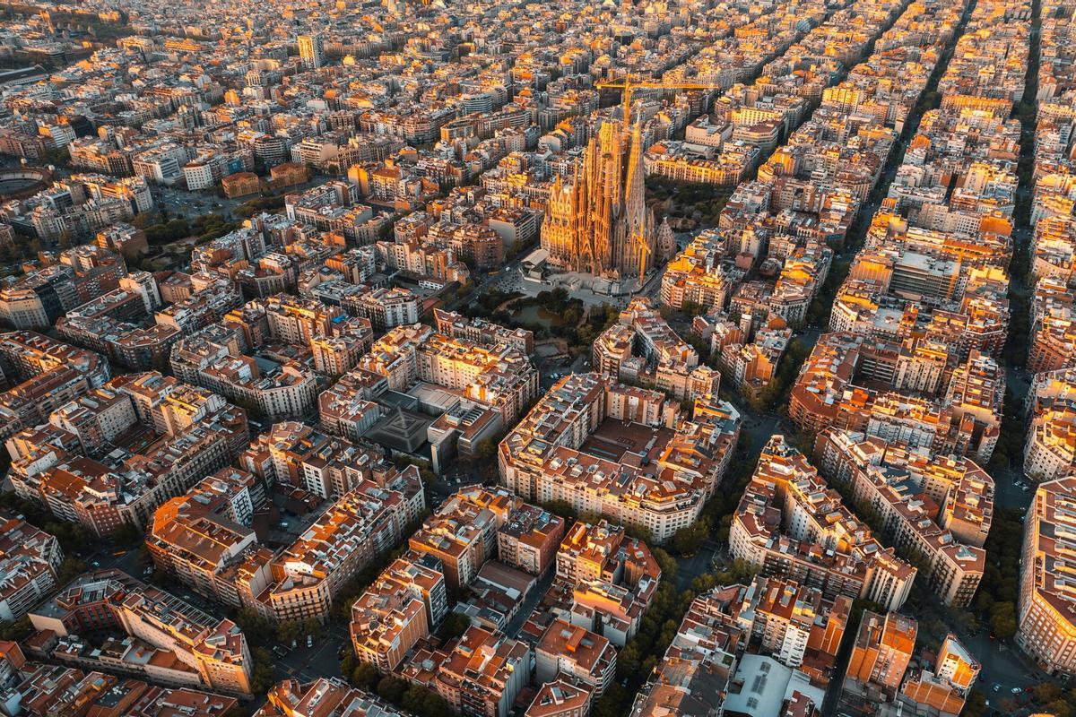 Vista aérea del barrio del Eixample de Barcelona, conocido por su arquitectura modernista y vida cultural. (Fuente: El Periódico)