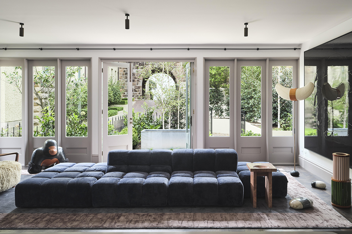 Transformación de una cuadra en casa de campo de estilo británico: un proyecto de ensueño
