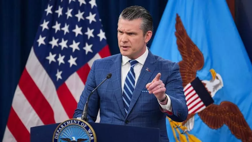 Imagen de un buque pasando por el estrecho de Ormuz (Fuente: El Periódico)