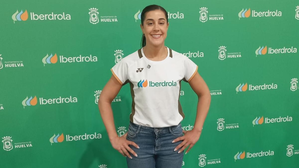 La campeona olímpica de bádminton, Carolina Marín, posa con su medalla de oro en los Juegos Olímpicos de Río de Janeiro de 2016. (Fuente: El Periódico)