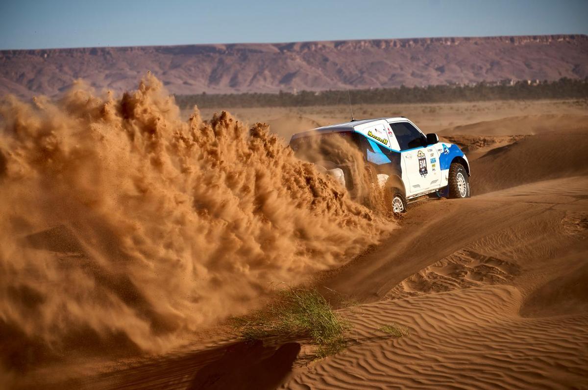 Vista panorámica de los vehículos cruzando las dunas de Erg Chebbi durante la Maroc Challenge Spring 2026