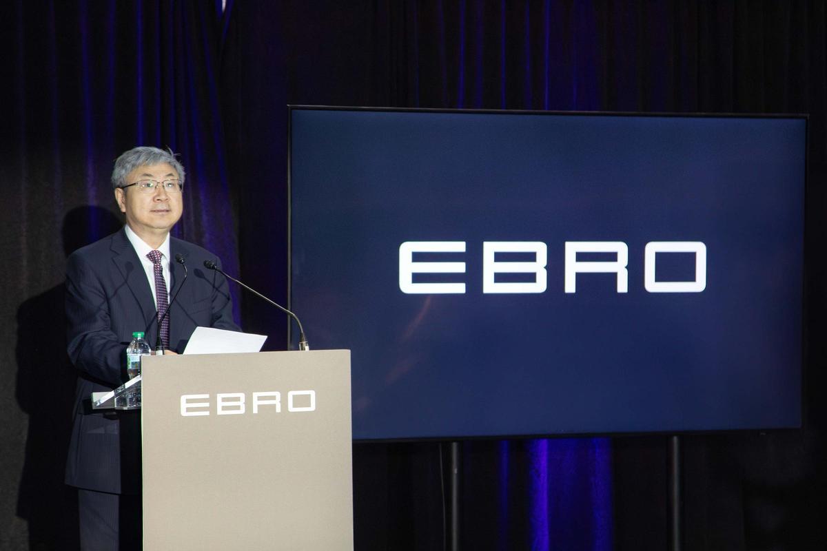 Visita de Yin Tongyue a la planta de Ebro en la Zona Franca de Barcelona, mostrando la línea de producción y el personal trabajando en la reindustrialización del recinto.