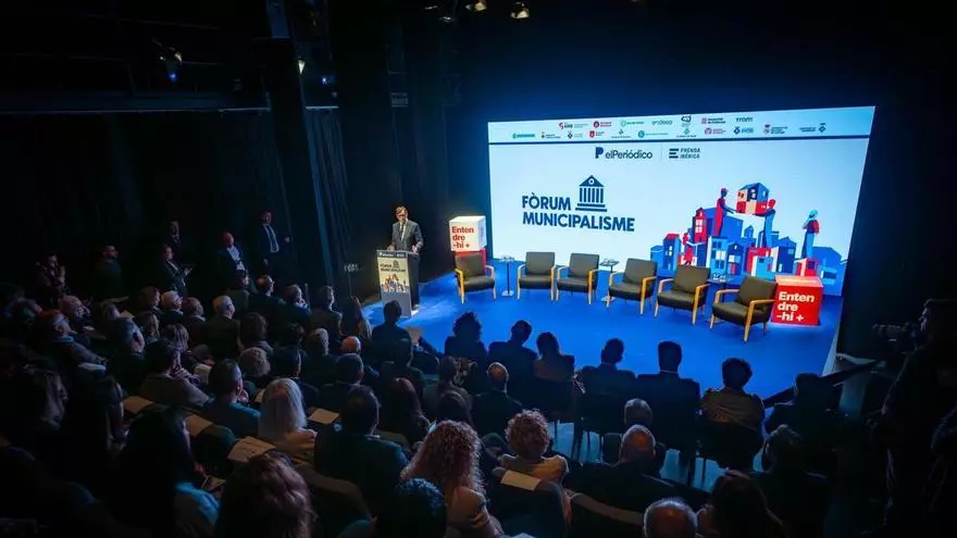 Enrique Cerezo hablando con periodistas durante la comida protocolaria antes del partido contra el Barcelona